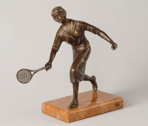 Okazała rzeźba tenisistki z brązu