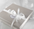 Elegancko zapakowany prezent na chrzest