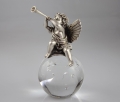 Prezent na chrzest, na szczęście - rzeźba anioł na szklanej kuli