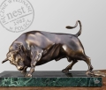Okazała rzeźba byka z brązu