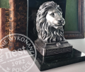 Posrebrzana rzeźba lwa- ogranicznik