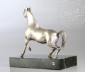 Statuetka koń na marmurowym postumencie