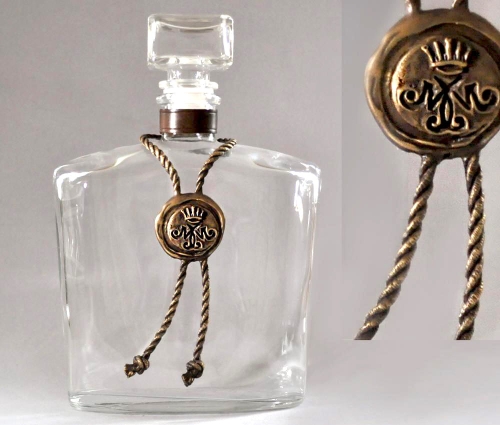 Karafka z pieczęcią z brązu