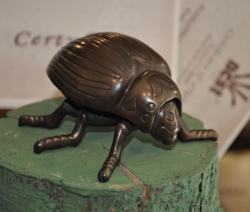 Przybornik gabinetowy żuk z brązu