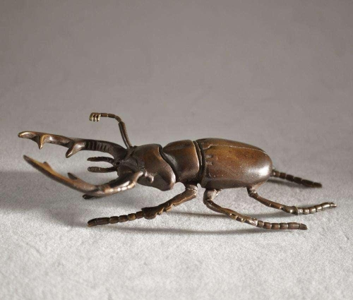 Rzeźba żuk - figurka z brązu