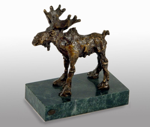 Rzeźba łoś z brązu na marmurze