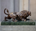 Rzeźba lew z brązu na marmurze