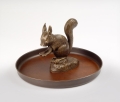 Patera z wiewiórką z brązu  - oryginalny dziadek do orzechów