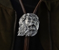 Biżuteria męska - bolo lew na skórzanym rzemieniu