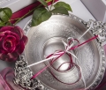 Elegancki prezent ślubny - posrebrzana dekoracja z różaną dekoracją