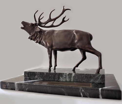 Efektowana rzeźba jelenia na podwójnym marmurze