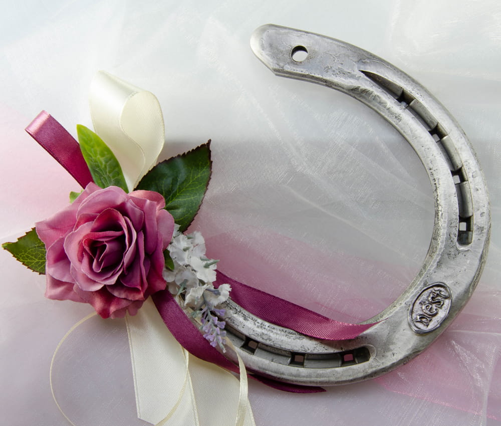 Upominek zamiast kwiatów na ślub, wesele posrebrzana podkowa na szczęście