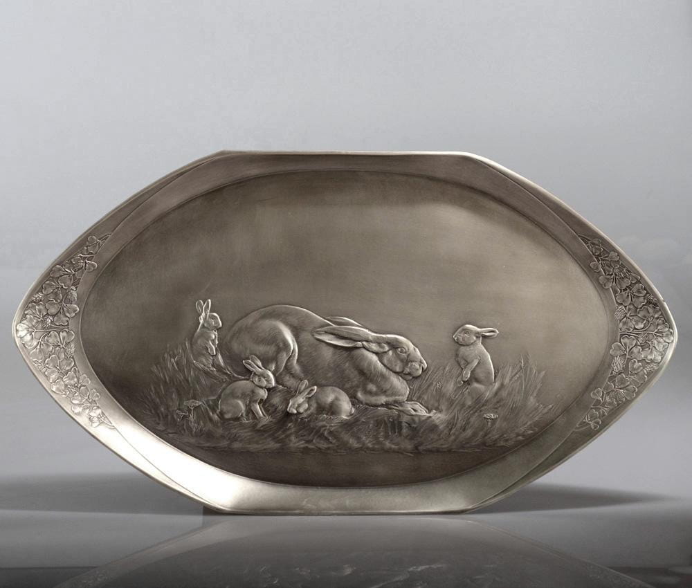Srebrzona taca z zającami