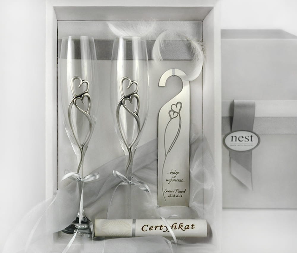 Kieliszki do szampana z motywem serc i zawieszka na drzwi - prezent dla Młodej Pary na pamiątkę nocy poślubnej