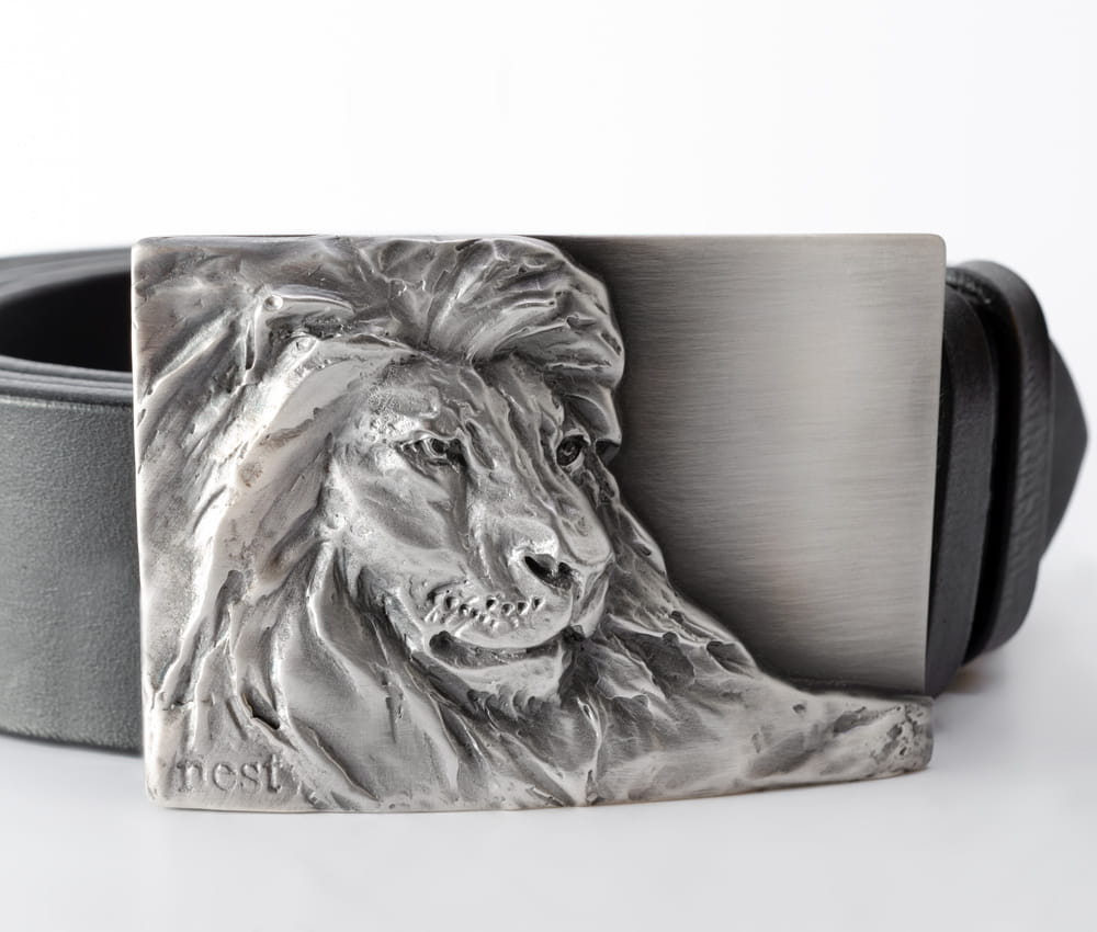 Wyjątkowy prezent - skórzany pasek z klamrą ozdobioną rzeźbą lwa