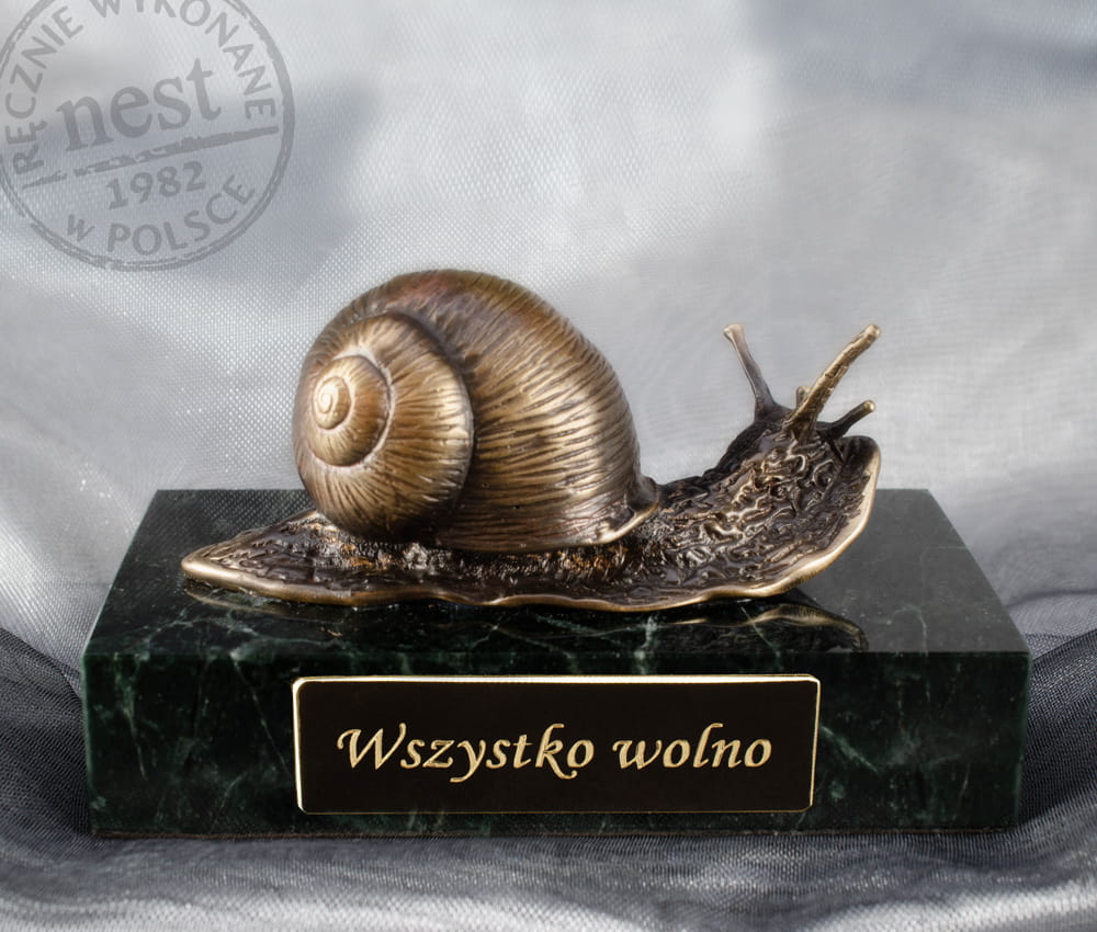 Rzeźba ślimaka na marmurze - prezent na urodziny