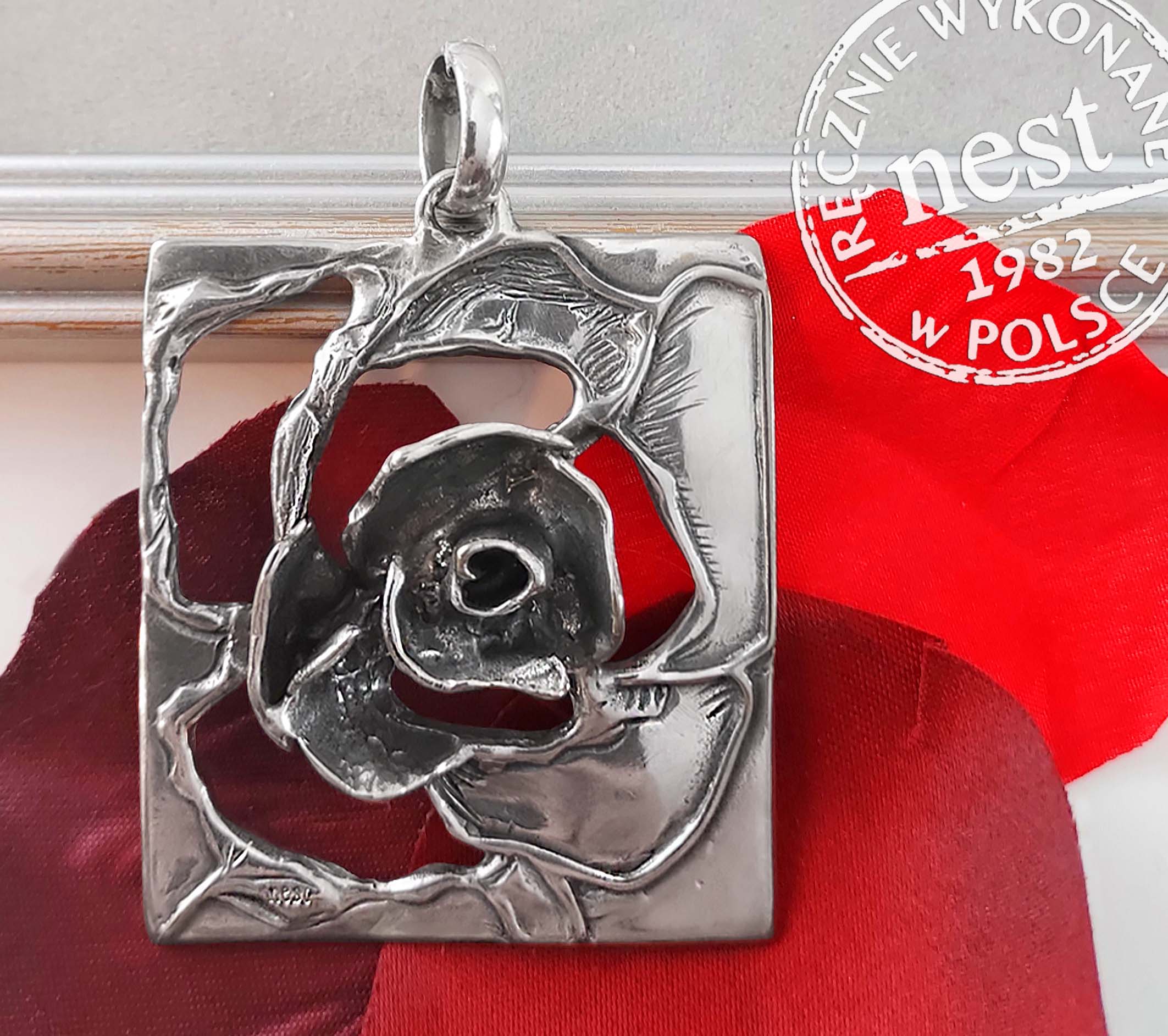 Wisior w kształcie róży