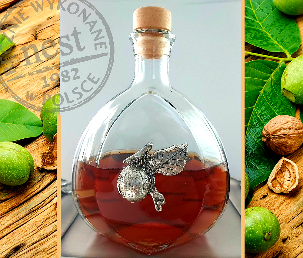 Karafka z motywem srebrzonego orzecha