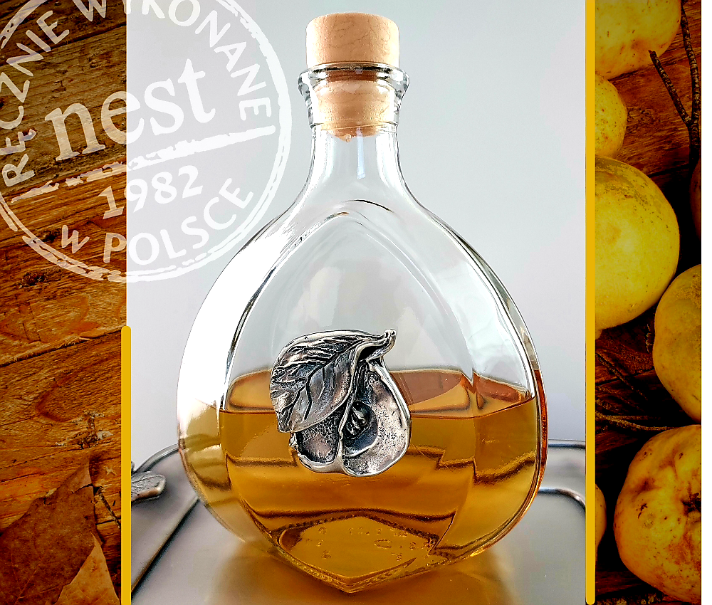 Szklana karafka z aplikacją pigwy