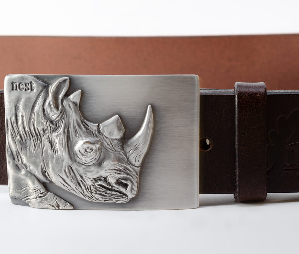 Wyjątkowy prezent - skórzany pasek z klamrą ozdobioną płaskorzeźbą nosorożca