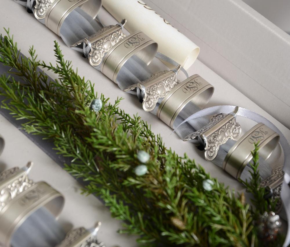 Oryginalny grawerowany prezent na ślub - posrebrzane serwetniki i koziołki do sztućców z monogramem